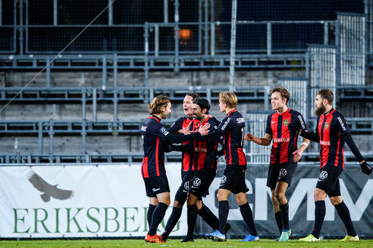 Brommapojkarnas spelare jublar