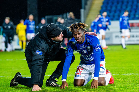 Trelleborgs Fatawu Safiu med målvaktstränare Thomas Kozma