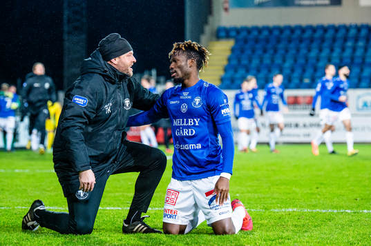 Trelleborgs Fatawu Safiu med målvaktstränare Thomas Kozma
