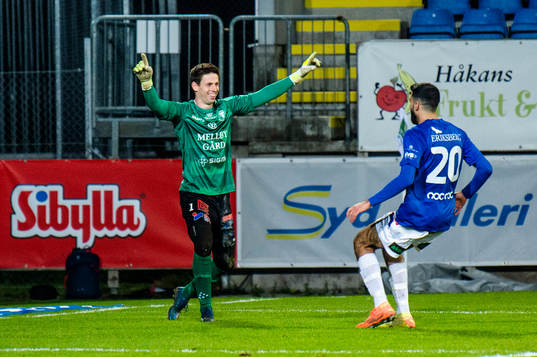 Trelleborgs målvakt Andreas Larsen och Mouhammed Ali