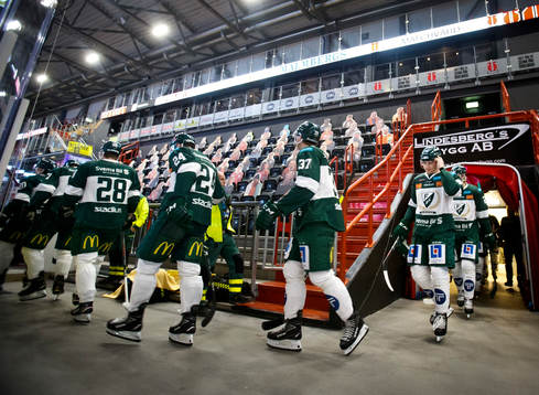 Färjestadsspelarna på väg ut till uppvärmningen