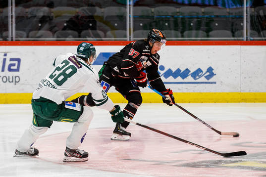 Örebros Glenn Gustafsson och of Färjestads Linus Arnesson