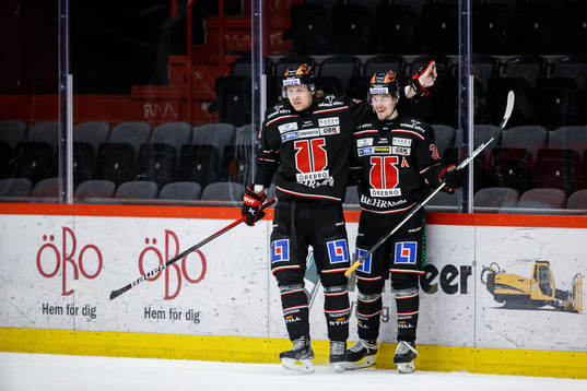 Örebros Rodrigo Abols jublar med Emil Larsson