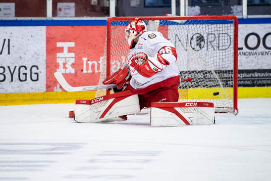 Trojas målvakt Wictor Ragnewall ser pucken gå mål