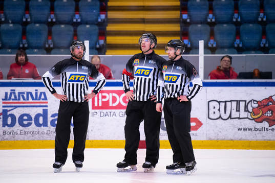 domare David Gustafsson med linjemännen Elias Hardtmann