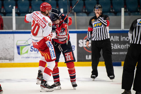 Irriterat mellan Trojas Hampus Gustafsson och Borås Erik