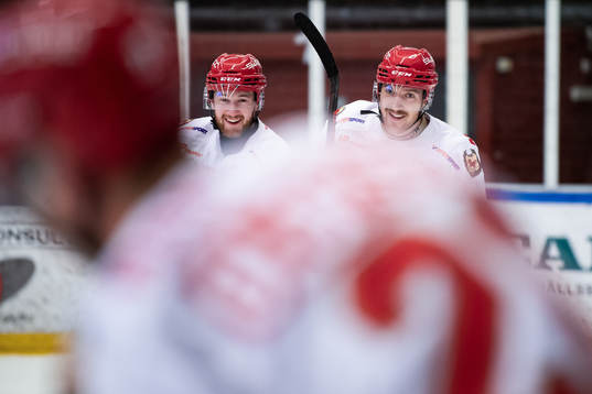 Trojas Carl-Johan Sjögren jublar med Victor Romfors