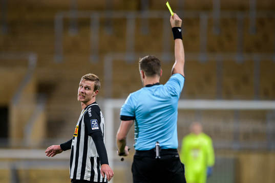 Landskronas Linus Olsson får en varning