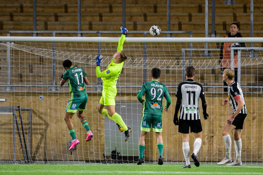 Landskronas målvakt Philip Mårtensson med en räddning