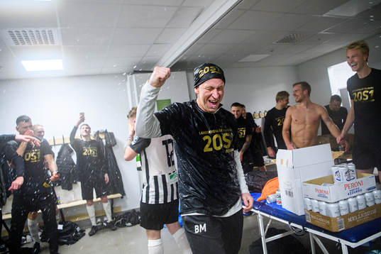 Landskronas tränare Billy Magnusson jublar i