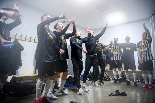 Landskronas spelare jublar i omklädningsrummet