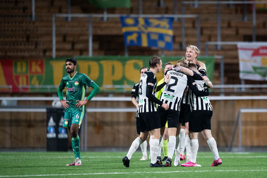 Landskronas spelare jublar med Viktor Wihlstrand
