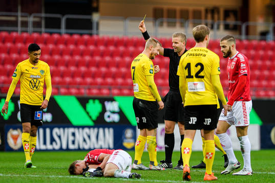 Jönköpings Sebastian Crona får en varning