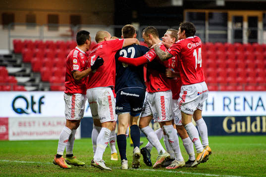 Kalmars spelare jublar med målvakt Lucas Hägg Johansson