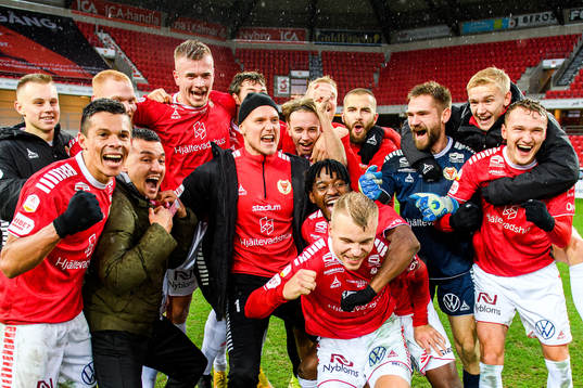 Kalmars spelare jublar