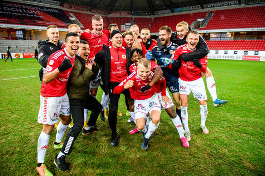 Kalmars spelare jublar