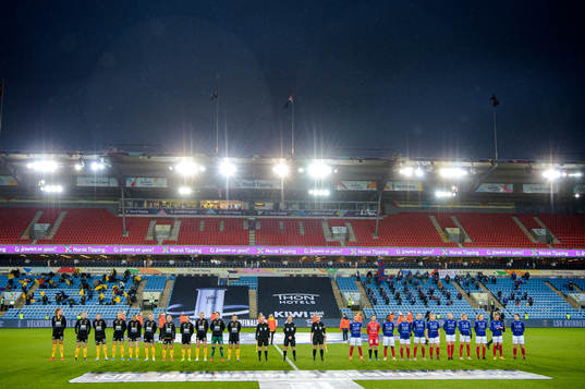 The players of LSK Kvinner and Vålerenga line up