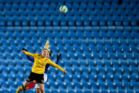 Sophie Haug of LSK Kvinner och Dejana Stefanovic of