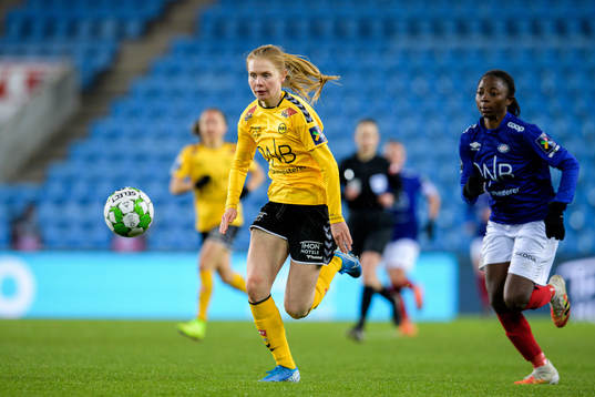 Malin Brenn of LSK Kvinner and Ajara Njoya of Vålerenga