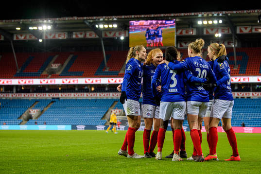 Ajara Njoya of Vålerenga celebrates with teammates Andrine