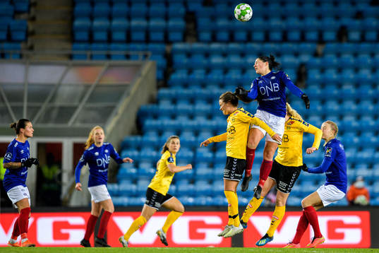 Cathrine Dekkerhus of LSK Kvinner and Dejana Stefanovic of