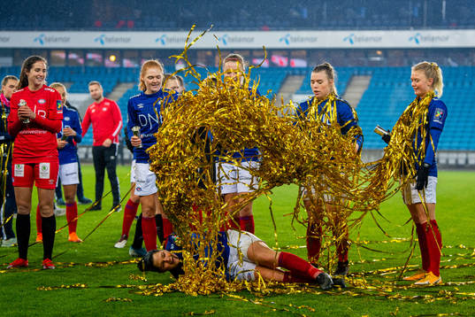 Dejana Stefanovic and the players of Vålerenga celebrate