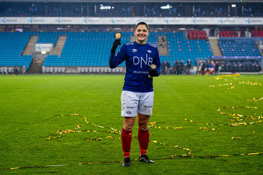 Dejana Stefanovic of Vålerenga with the award as the best
