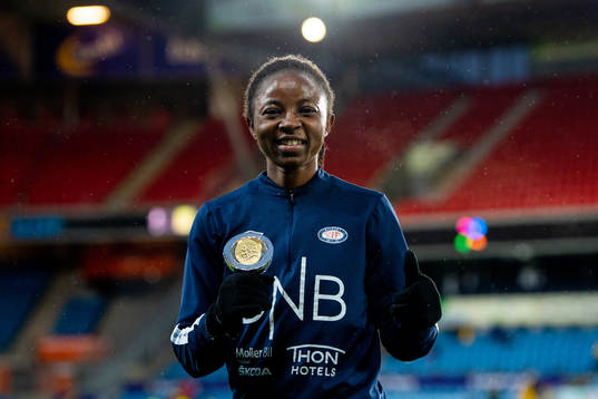 Ajara Njoya of Vålerenga poses with the award as the top