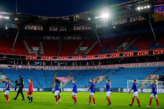 Sherida Spitse and the players of Vålerenga