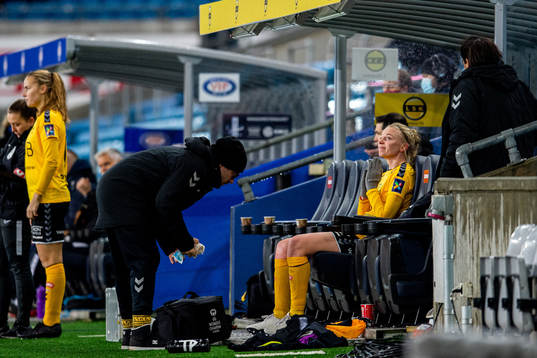 Ina Gausdal of LSK Kvinner with an injury