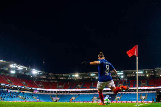 Sherida Spitse of Vålerenga takes a corner kick