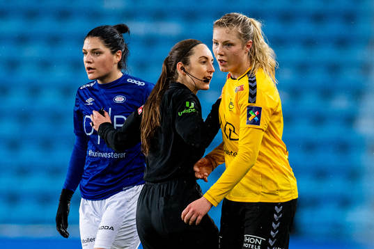Dejana Stefanovic of Vålerenga, referee Henrikke Holm