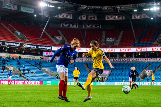 Stine Ballisager Pedersen of Vålerenga and Emilie Bosshard