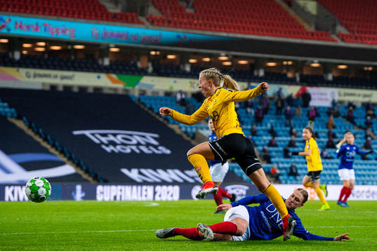 Emilie Marie Woldvik of LSK Kvinner and Catherine Bott of