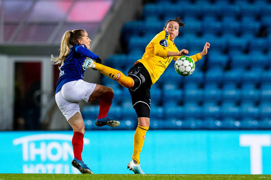 Sigrid Heien Hansen of Vålerenga and Isabell Bachor of LSK