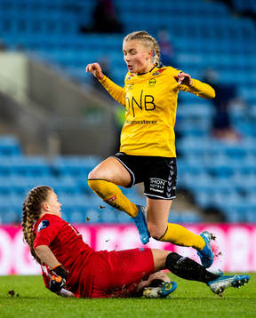 Goalkeeper Jalen Justine Tompkins of Vålerenga and Thea