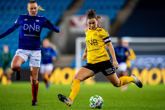 Synne Sofie Kinden Jensen of Vålerenga and Emilie Bosshard