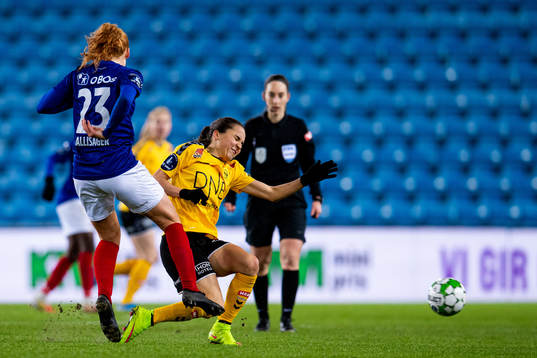 Stine Ballisager Pedersen of Vålerenga and Heidi Elisabeth