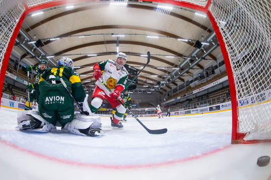 Moras Ludvig Larsson sätter 3-2 pucken bakom Björklövens