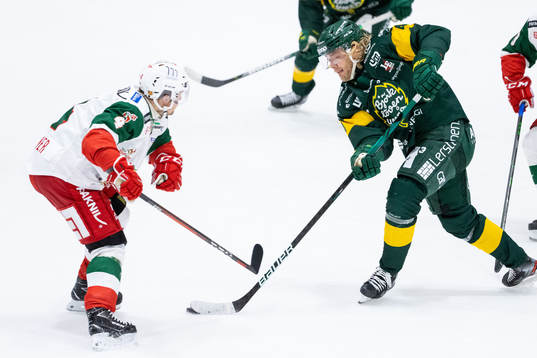 Björklövens Olle Liss i kamp om puck med Moras Viktor