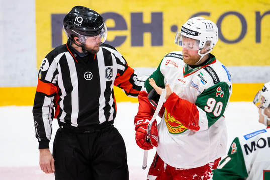 Domare Olov Lundqvist pratar med Moras Daniel Ljunggren
