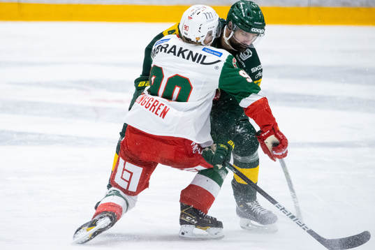 Björklövens Daniel Rahimi stoppar Moras Daniel Ljunggren
