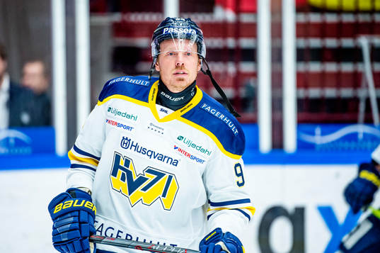 s Ryan Stoa värmer upp