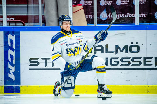 s Simon Önerud värmer upp