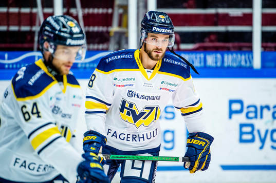 s Craig Schira värmer upp