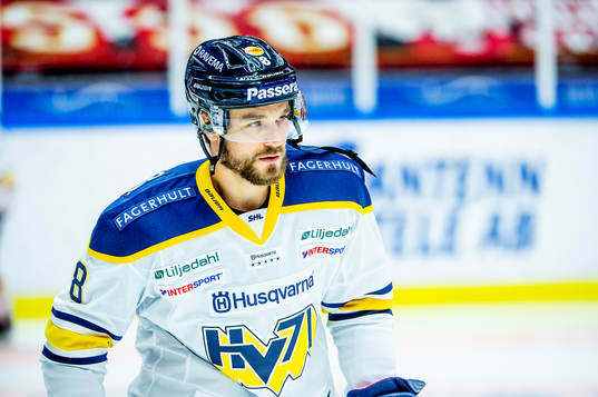 s Craig Schira värmer upp