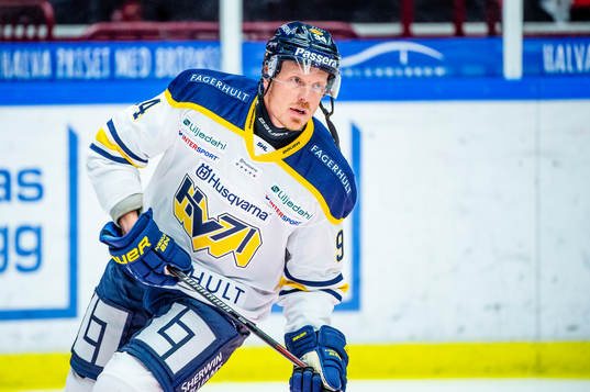 s Ryan Stoa värmer upp