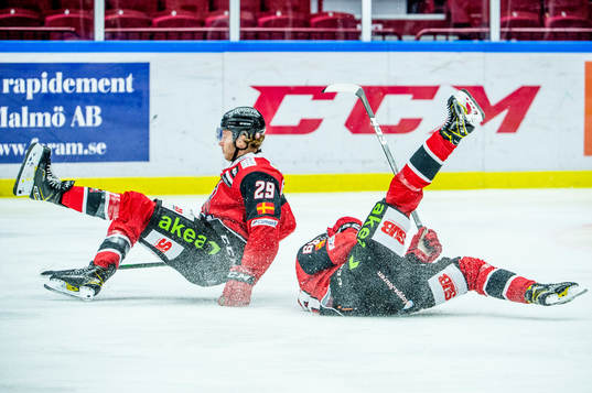 Malmö Redhawks Eric Engstrand och Adam Brodecki krockar