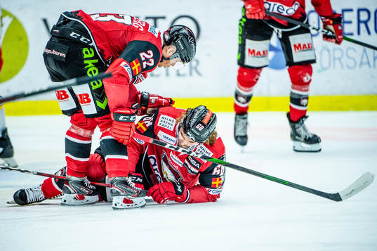Malmö Redhawks Lars Bryggman kollar till Adam Brodecki