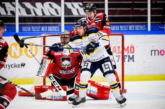 s Filip Sandberg oroar framför Malmö Redhawks målvakt